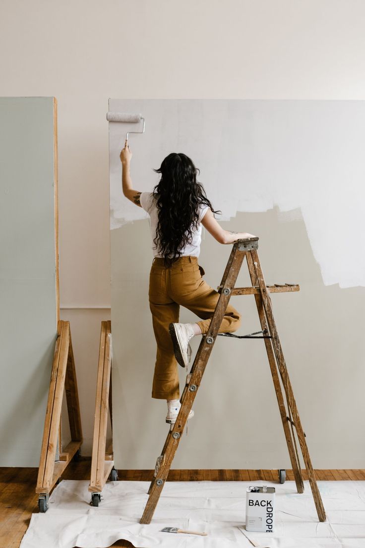 Antes: parede em processo de pintura, ambiente sem cor definida