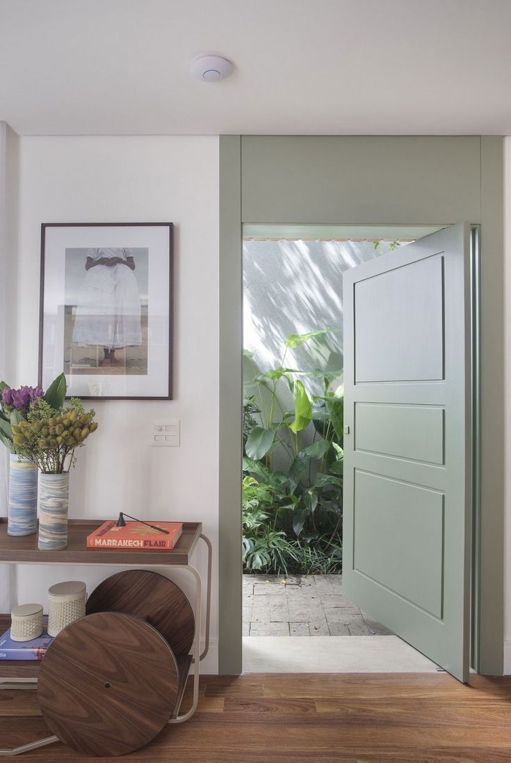 Porta verde sálvia em ambiente decorado — exemplo real de cor aplicada